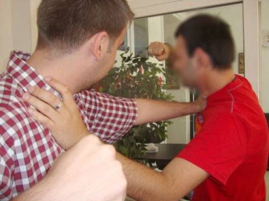 Un bărbat din Năvodari, ciomăgit pentru 20 de litri de băuturi alcoolice